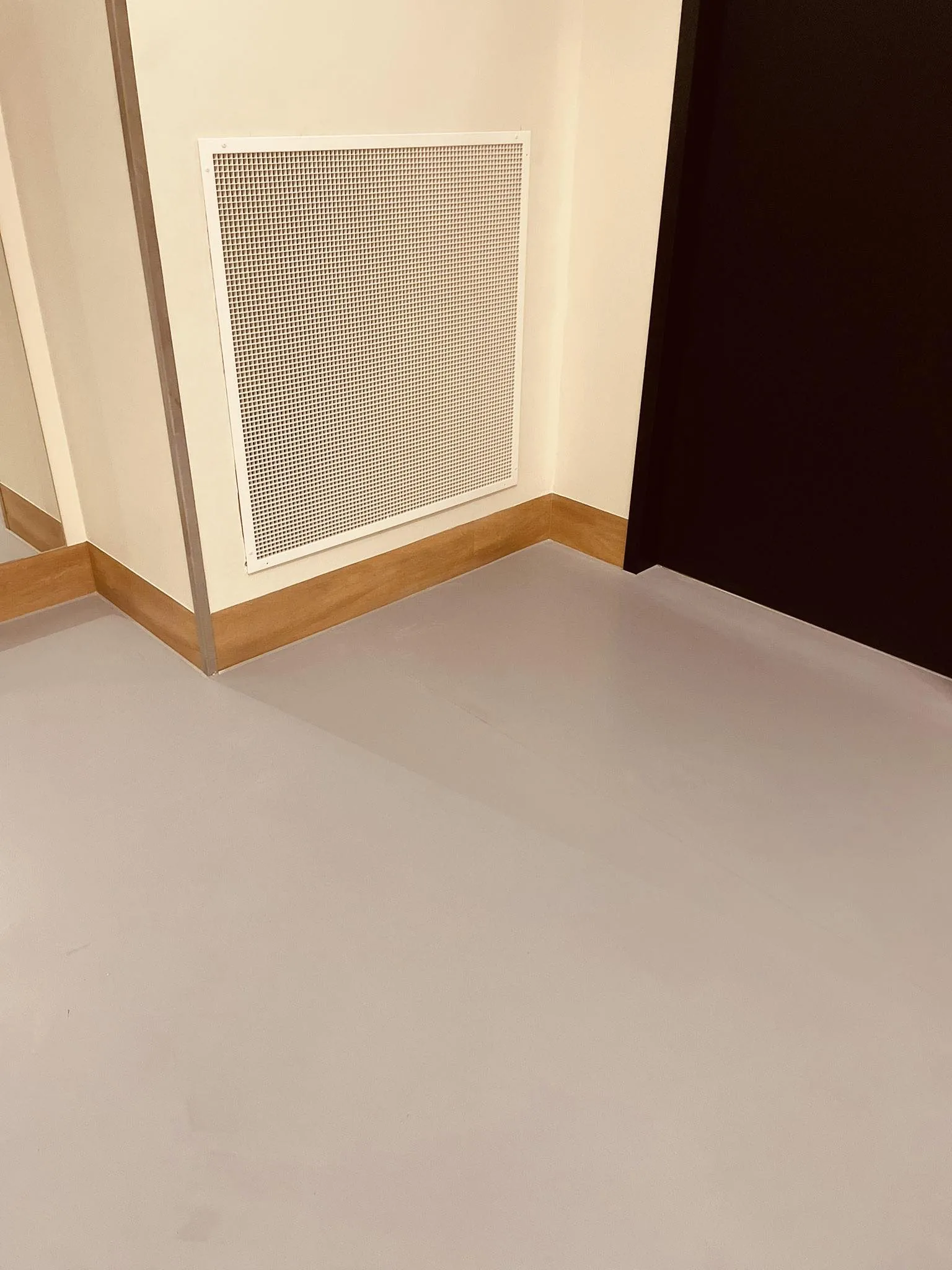 Bündig in eine Wand eingebautes Luftgitter im Wohnbereich