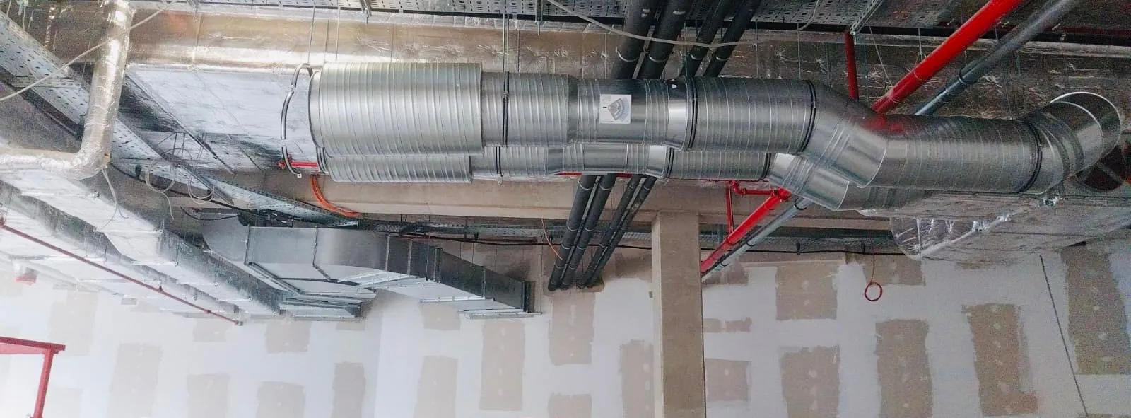 Sauber installierte Spiralrohr-Lüftungsanlage mit Abzweigungen